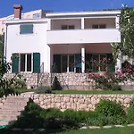 Tia Neum
