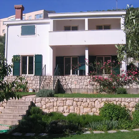 Tia Neum